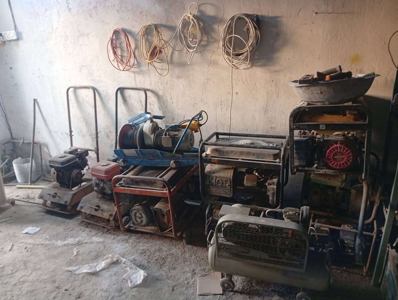 سلام عليكم بيع  غراض محل انشائية و عدد تاجير و سكلات بناء للتواصل على الارقام التالية *********** و *********** أو على الواتساب
