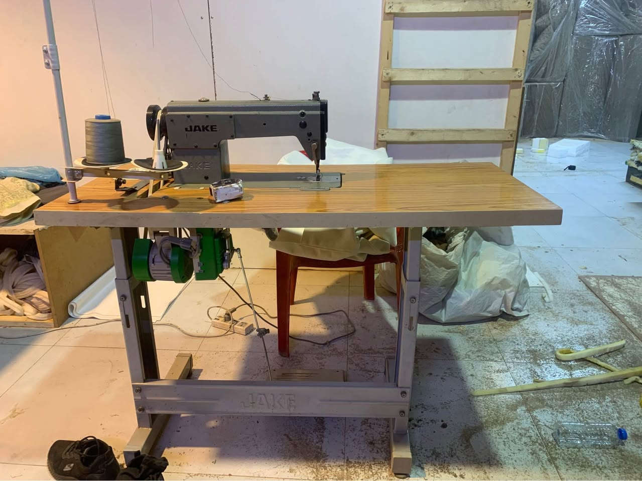 ‎مەکینەی خەیاتی بەردەستە 
بێ کێشەیە مانتۆری نویە بە نیو ئەمپیر ئیش دەکا
***********‎ أربيل, العراق
