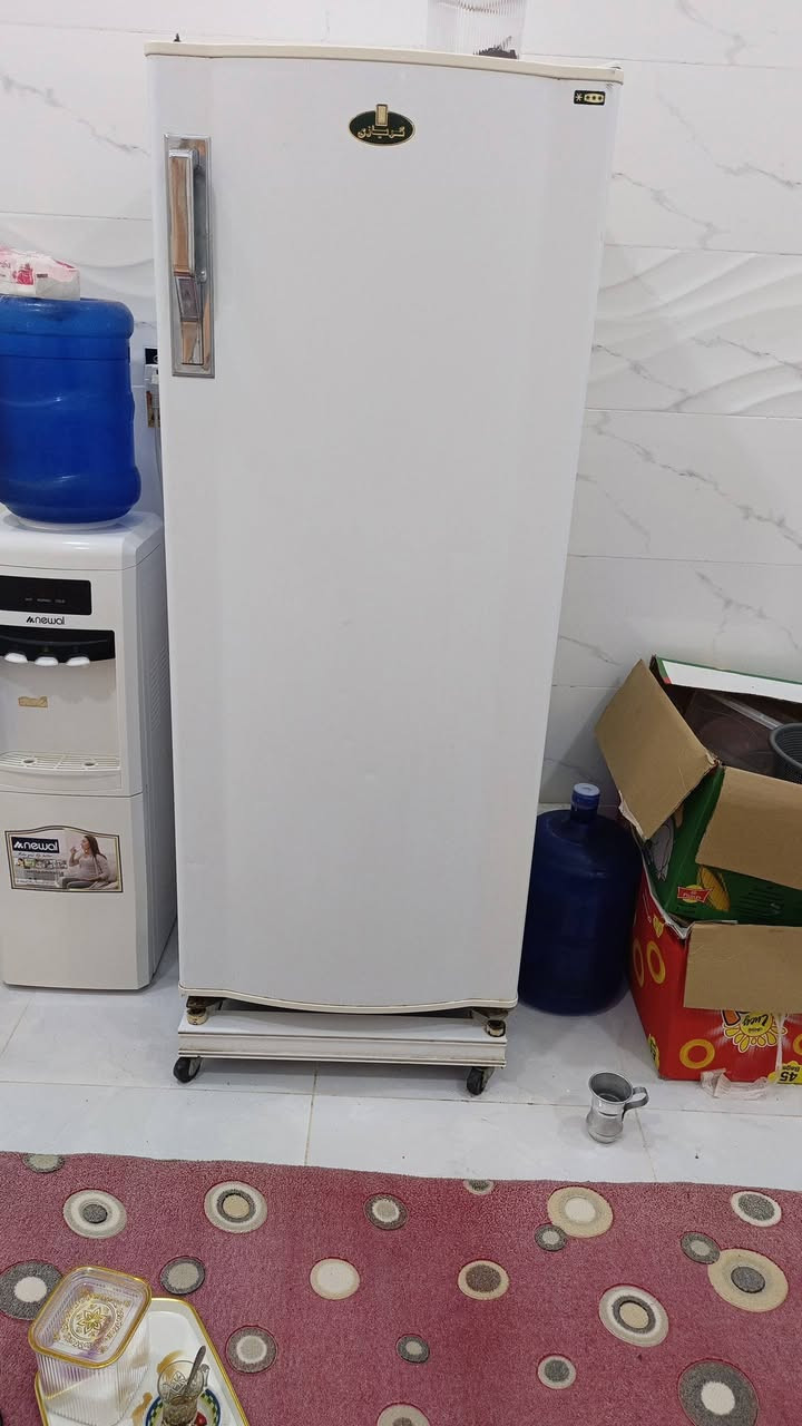 ثلاجة للبيع كريازي باب اول فول نضافة مداخلة تصليح عل فحص تاخذة سعر ٢٠٠ وبية مجال
للتواصل  ***********
