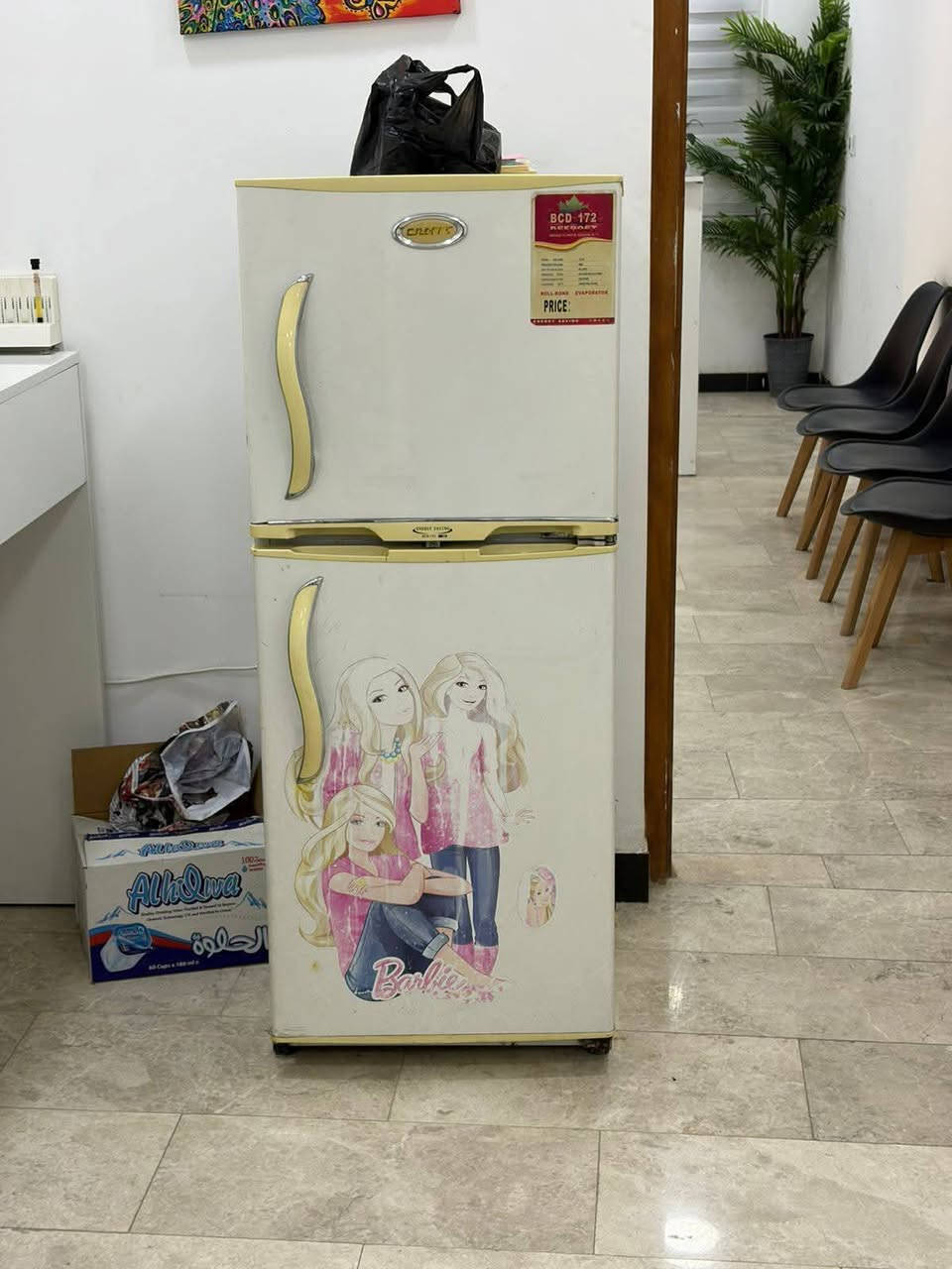 #اثاث_عيادة_للبيع 
1_رسبشن مراجعين 
2_ براد 
3_ كاونترات عدد 2 
4_ميز حديد 
5_ميز 
6_ مكتبي 
***********
