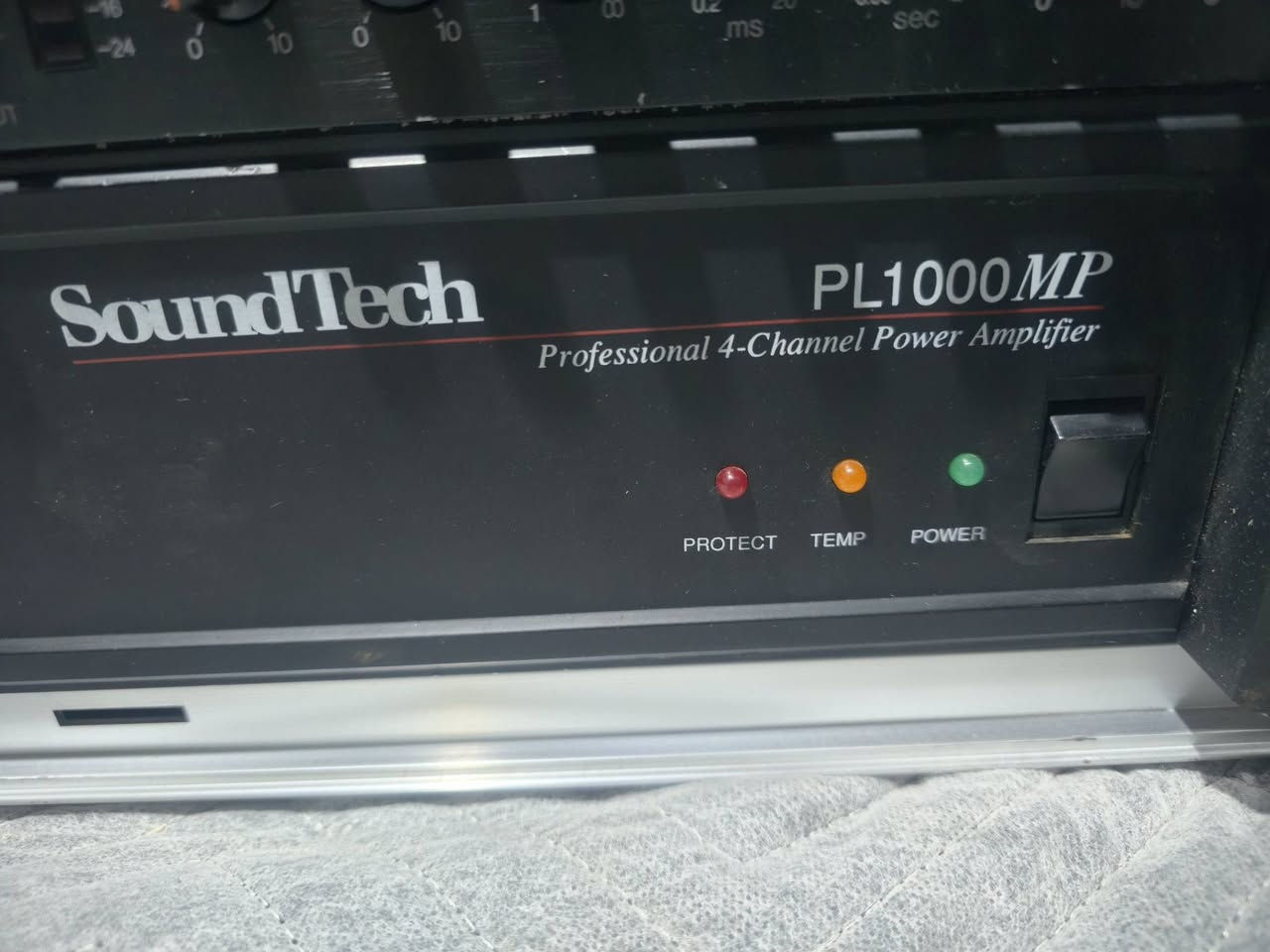 مجموعه. صوتيه. في  حقيبه واحده مضخم طاقه. احترافي مزود بمعادل. مزدوج. من ياماها. ياباني يحتوي. على. ضواغط ومحددات وموسعات  مدمجه يحتوي. على. مداخلات ومخارجات. مستقله لكل قناة مكاني. سماوه. باله استرالي. ***********. السعر. 600 دولار.
