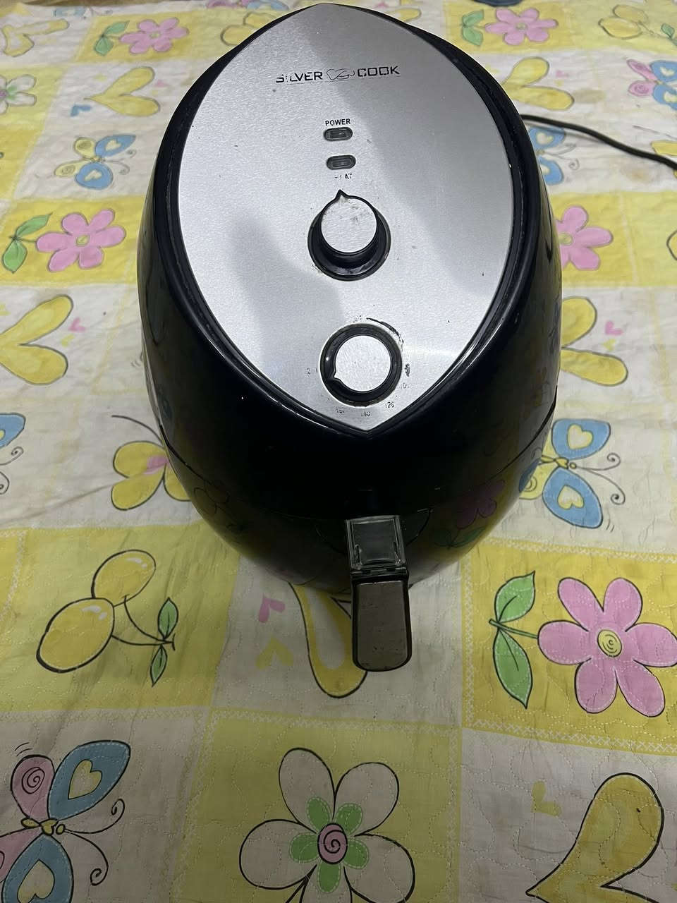 سلام عليكم قلايه هوائيه شغاله قيم واخذ بيه كسر بسيط مو ضح اصليه ماركة سلفر كوك سعره مناسب 
مع مثرامه اصليه قديمه جيل القديم  سعره مناسب قيم واخذ. مكاني بغداد حي اور ***********
