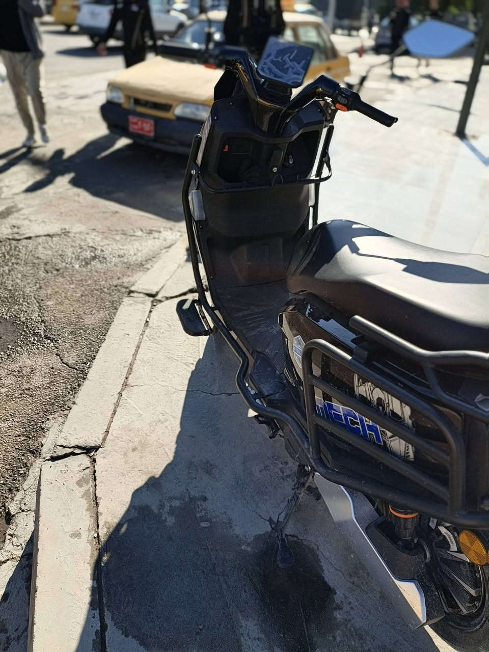 السلام عليكم 
دراجة شحن ساعقة 
مشتريهة قبل سبوعين 
دراجة كلش نضيفة 
4 انضمة تشغيل نضام بصمه ونضام سويج ونضام تشغيل عن بعد 
ونضام كارت أن اف سي 
6 بطاريات الحجم الكبير المسطرة 
أربع نمر كير 
نضام R الرجوع الئ الخلف 
تمشيك بلشحنة الوحدة 80 كيلو 
السرعة 110 
السعر 950 الف 
مكاني بغداد الاسكان 
ولدراجة مدرعة بالكامل 
رقمي ***********
