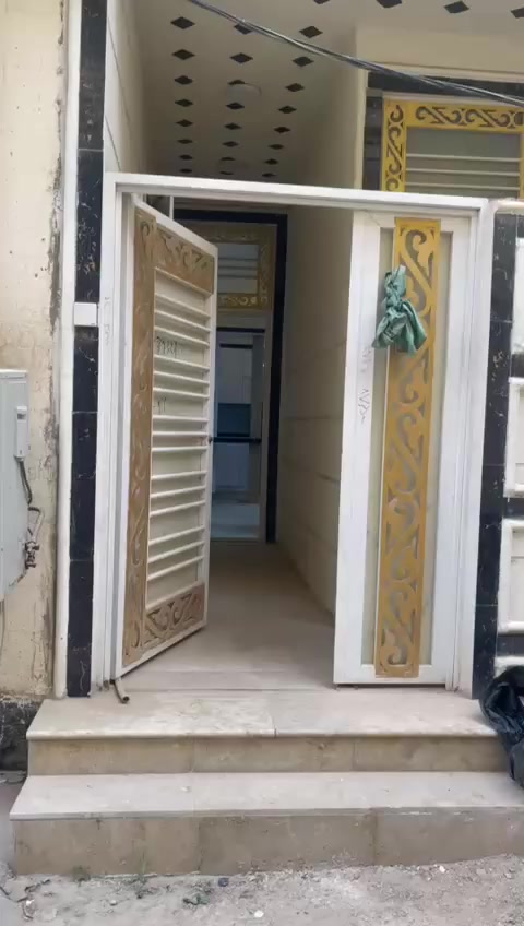 السلام عليكم 
بيت للبيع مساحته 50 متر ثلاث طوابق منطقة عكد بليبل بالبداية طابو صرف 25 سعر 125 مليون مع المجال يبعد عن الأمام الحسين 500 متر للاستفسار 
***********
