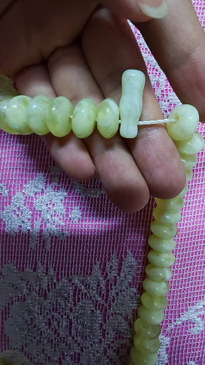 السلام عليكم اخوان عندي هاي السبحه مال جدي الله يرحمه اعتقد اسمها كهرمان أو هيج شي لان من افرك خرزه بخرزه وشمهن بيها ريحه خفيفه وزنها ثكيل عكس السبح خرزاتها 101 باقي التفاصيل كدامكم شكد سعرها أو شنو اسمها لان بحثت بالذكاء الاصطناعي كلي كهرمان


**إذا كنت صاحب هذا الإعلان وتريد حذفه لأي سبب، رجاءا أرسل رسالة إلى الدعم الفني**