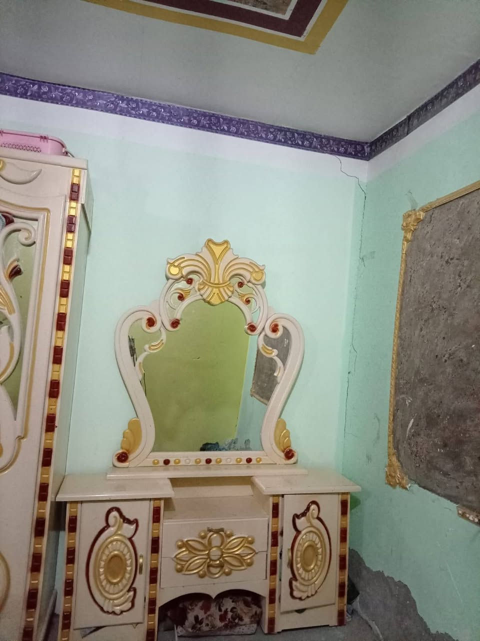 غرفه ام سته تزكام السعر ٧٥٠ الف العنوان ذي قار قضاء الغراف قرب علوة الأسماك محل نجارة أثير ***********
