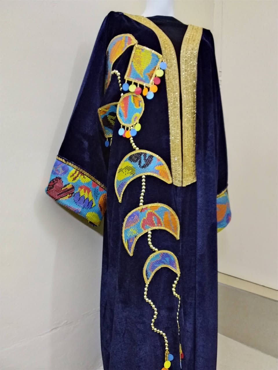 بشت قطعة فنية تجمع بين فخامة المخمل وحيوية الألوان التراثية... بشت مشغول يدوياً يختصر الجمال بتفاصيل مصنوعة بدقة وكأنه لوحة فنية صُممت لتليق بمناسباتك...في الصور التنسيقات التي تناسب البشت... الفتاة الموديل بالذكاء الاصطناعي... للمزيد من المعلومات التواصل على الخاص.


**إذا كنت صاحب هذا الإعلان وتريد حذفه لأي سبب، رجاءا أرسل رسالة إلى الدعم الفني**