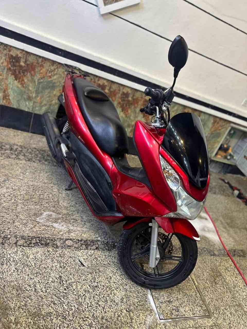 السلام عليكم pcx جيل اول دم الغزال كامله مكفوله كفاله عامه كفرات بلاديه ومكينه ناعمه 125 شلعه معدل تخبل فقط بيها شخوط خفيفه مال رمبه الدراجه تخبل ماشيه 30الف مامصفره جيب فيتر وافحص بلاديه سعرها 11ورقه للاستفسار ***********
