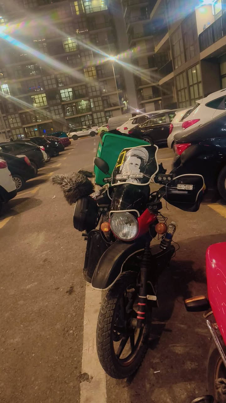 سلام عليكم بوكسر للبيع موديل 2023 اوراق صوليه مكاني بغداد سعر 1800 وبيه مجال بصيط ***********
