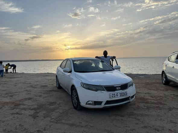 سلام عليكم عندي سيراتو مديل 2013 خليجي بيها جاملغ الخلفي صفحه السايق مصبوغ وجارد شادلها منظومة غاز رايدها 95 ورقه عنواني بغداد الغزاليه *********** هذا رقمي
