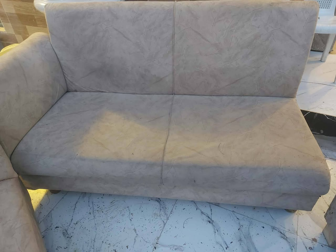 السلام عليكم طخم مستعمل للبيع داخل الموصل بسعر ٣٥٠ وبيه مجال بسيط للشراي ست قطع. زاويتين وثلاث قطع اكبار وقطعة صغيرة للتواصل على الرقم ***********
