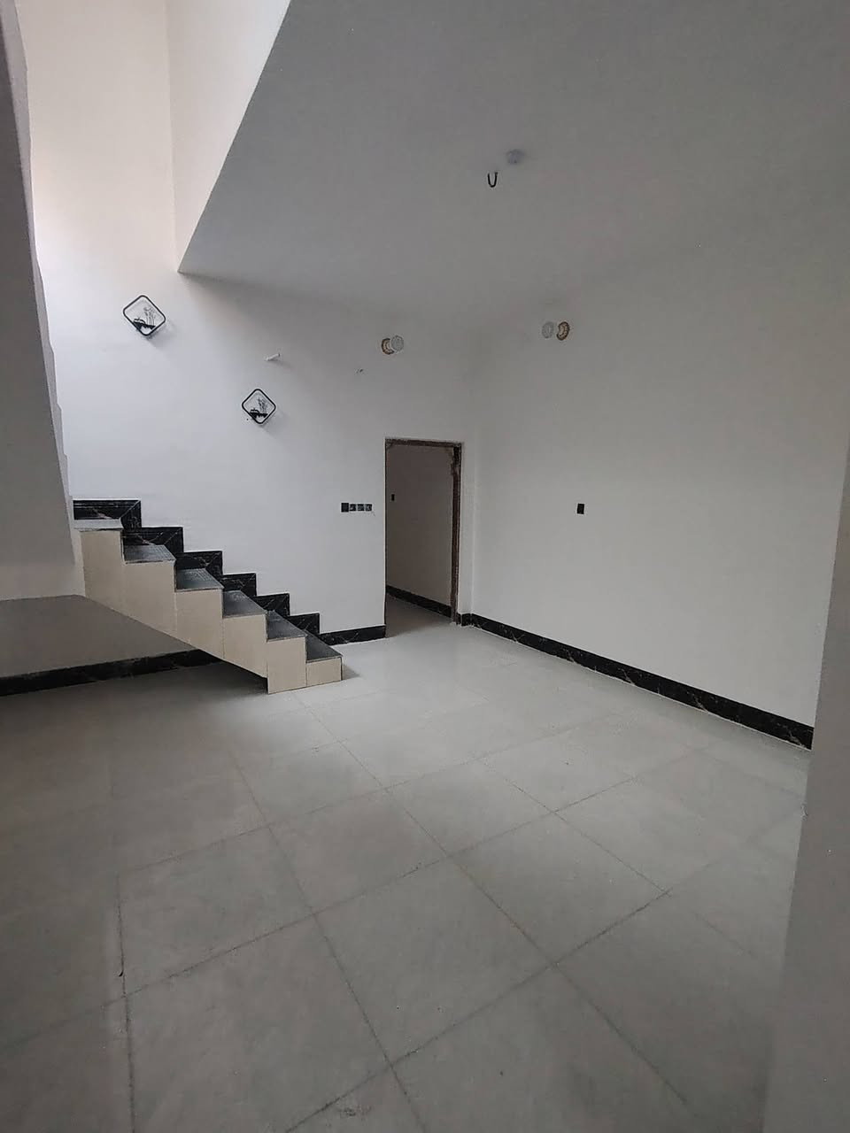 سلام عليكم  بيت البيع      مساحته 100 بناء درجه اوله يتكون من غرفه وصاله وستقبال ومطبخ وحمام داخلي ومكشوفه وساحه زغيره ولبيت كله بورسلين الرضيه وبورك ولمطبخ كله سراميك البيت يبعد عن شارع 200 موقع قريب عن شارع البيت مامسكون ستوه طلع منه البنه جديد قرار 25 بي قرار محكمه  السعر 45 وبي حك الجيه العنوان عباسيه قرب معرض التاج ***********
