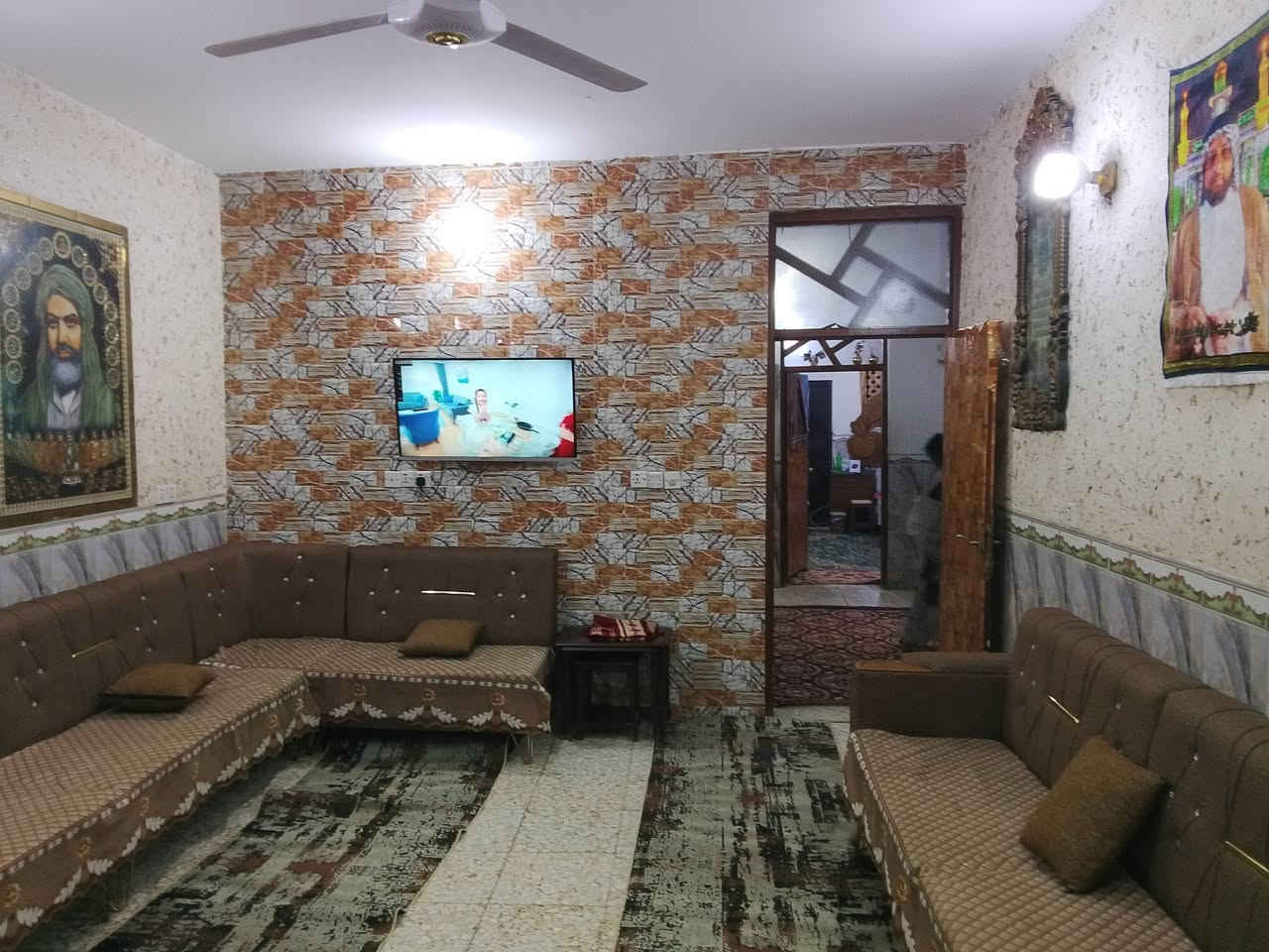 بيت للبيع او مراوس الزعفرانيه شارع الزوراء يم اسواق الباشه او اسواق الورده بيت ركن على شارعين مساحه البيت 160م طابق ونص غرف النوم عدد ٤ حمام عدد ٢ استقبال ومطبخ ومنور وترك خلف البيت كراج كبير صاله عدد عدد ٢ البيت زراعي قرار 117 ماشيه معامله تطويب رقم موبايل *********** وتساب موجود السعر 120 مليون وبي مجال للشراي
