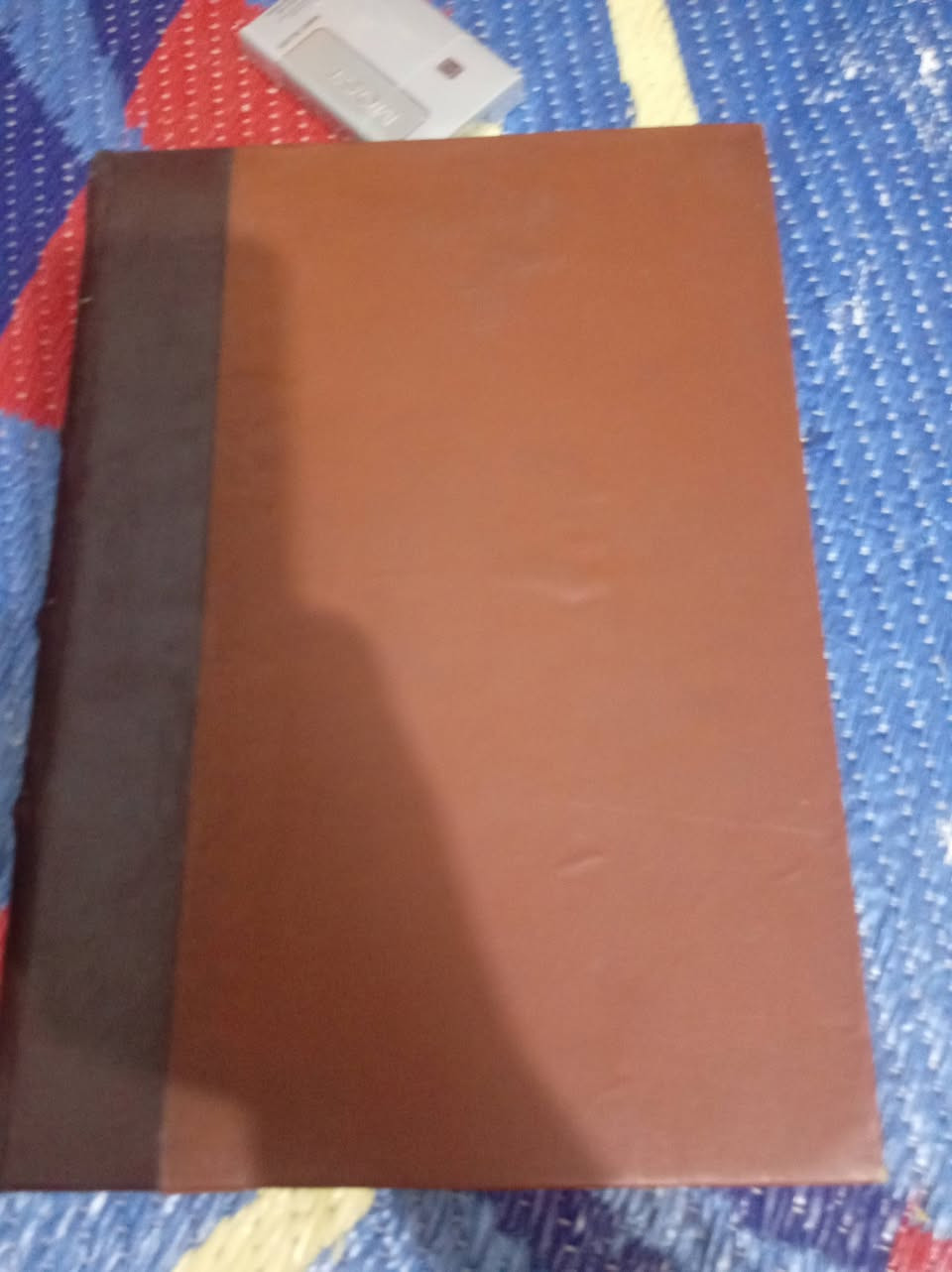 📜🔥 نفيسة أكاديمية من الجيل الذهبي للتحقيق – إصدار ملكي من زمن فاروق الأول 🔥📜

ديوان الأعشى الكبير – ميمون بن قيس
تحقيق وشرح: الدكتور محمد حسين
الناشر: مكتبة الآداب – القاهرة
سنة الطبع: 1950م
صدر في عهد الملك فاروق الأول

عمل علمي أصيل تعود جذوره إلى رسالة ماجستير قُدمت سنة 1940م بإشراف عميد الأدب العربي الدكتور طه حسين، وبدأ الباحث الاشتغال عليه منذ سنة 1934م.

💎 ما يميز هذه النسخة ويجعلها من طبعات النوادر الأكاديمية:

▪️ مقابلة دقيقة على طبعة المستشرق
رودلف جاير – Rudolf Geyer
▪️ إثبات فروق النصوص بين النسخة العربية والنسخة الأوروبية
▪️ تسجيل الاختلافات في الروايات وضبط الألفاظ مع مناقشة علمية منهجية
▪️ جمع بين المنهج العربي التراثي والمنهج الأوروبي النقدي المقارن
▪️ حواشٍ تفسيرية ولغوية واسعة وشرح للكلمات المعجمة
▪️ فهارس علمية مفصلة تخدم الباحث المتخصص

هذه الطبعة تمثل مرحلة مبكرة من تلاقح المدرستين:
المدرسة العربية في فهم الشعر الجاهلي، والمدرسة الاستشراقية الأوروبية في تحقيق النصوص، في عمل واحد متكامل.

📖 نسخة لا غنى عنها:
• لطلبة الدراسات العليا
• للباحثين في الشعر الجاهلي
• للمهتمين بتاريخ التحقيق العلمي
• للمكتبات الخاصة التي تعتني بالطبعات الأكاديمية الأصيلة

طبعة خمسينية أصلية بتجليد قديم محافظ عليه، والنسخة كاملة غير مبتورة.

هذه ليست طبعة تجارية متداولة، بل مرجع علمي ينتمي إلى زمن كانت فيه الرسائل الجامعية تُعدّ تحت إشراف كبار الأعلام وتتحول إلى أعمال تأسيسية.

📩 للجادين من هواة اقتناء الطبعات الأكاديمية النادرة – التواصل على الخاص للصور التفصيلية والسعر.

النوادر الأكاديمية لا تُعرض كثيرًا… ومن يعرف قيمتها يدرك معناها.


**إذا كنت صاحب هذا الإعلان وتريد حذفه لأي سبب، رجاءا أرسل رسالة إلى الدعم الفني**