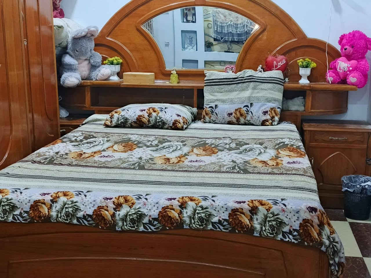 السلام عليكم غرفة نوم نضيفه كلش مابيهه اي شي اخت الجديده كلهه صاج ثقيل سبب البيع الغرفه جبيره المكان الاصمعي قرب جامع السهلاني السعر مليون ونص الاتصال على الرقم ***********
