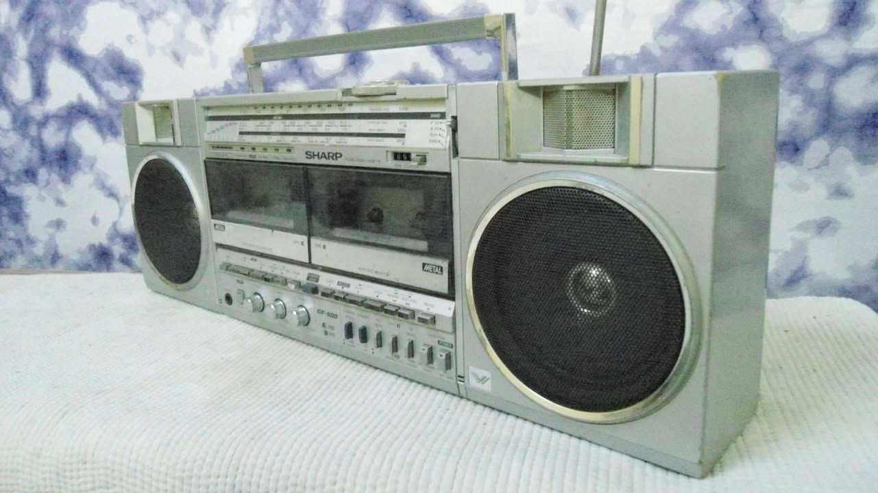راديو مسجل ستريو ماركة SHARP 
صناعة يابانية 
راديو 4 موجات مسجل دبل كاسيت 
مدخل ومخرج اواكس AUX يربط على مسجل ثاني 
السعر 95 الف
يوجد توصيل ***********
