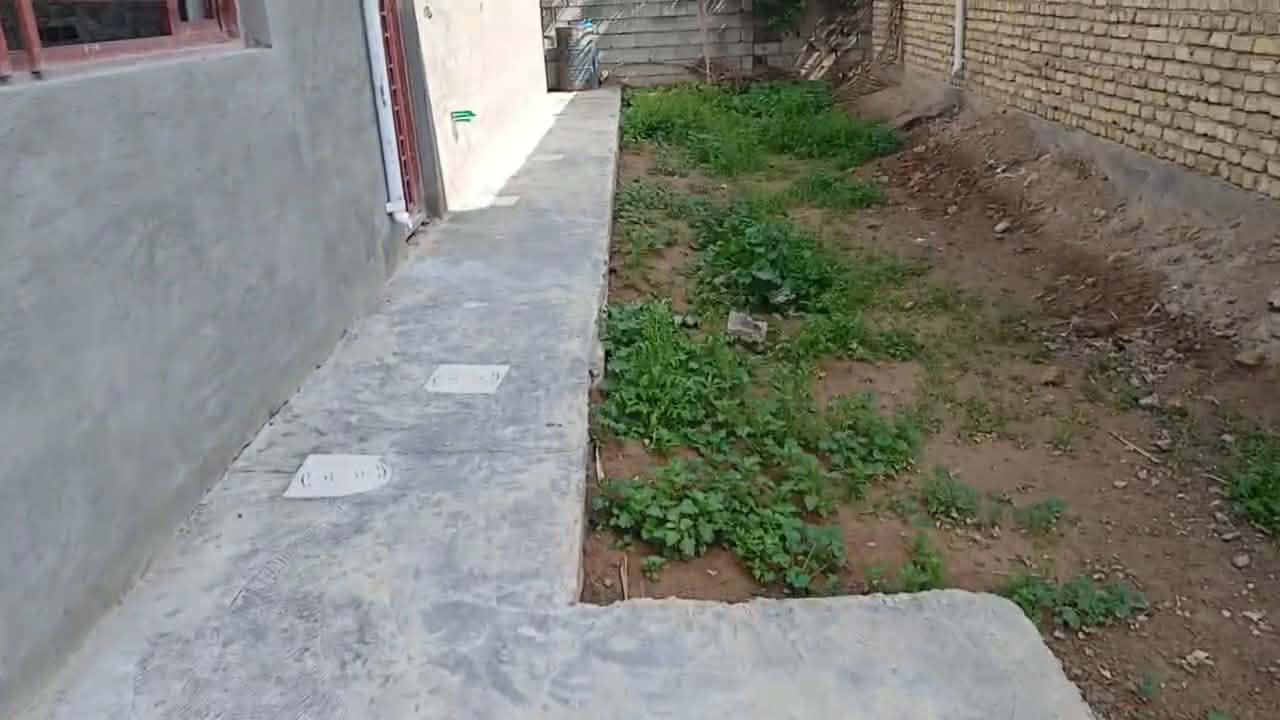 السلام عليكم
بيت للبيع المساحه 405 متر  سيراميك كامل + ازاره كامل يحتاج بس لبخ داخلي وارضيه
مساحة البناء تقريباا 220
غرفتين 5*5
حولي 8.30 *4
مطبخ 5*5 
استقبال 7*5
حمام 2.60*1.50
منزع 1.30.140
كريدور1.30*1.30
خدمات الماء والتبليط والكهرباء واصلات لباب البيت 
المكان المصلحيه/محيريجات على الشارع العام خلف مدرسة المهمين الابتدائيه

***********
