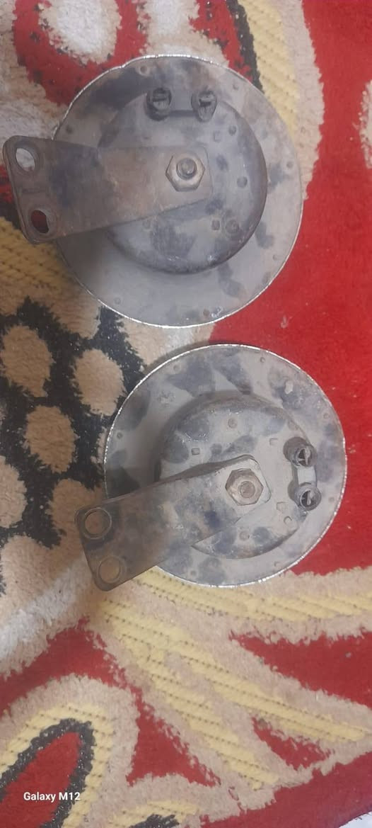 اسلام عليكم وهورنات بوش قديمات شغالات بس يحتاجلهن تقسيم للبيع السعر 150 اثنينهن مكاني البصره القبله رقمي ***********
