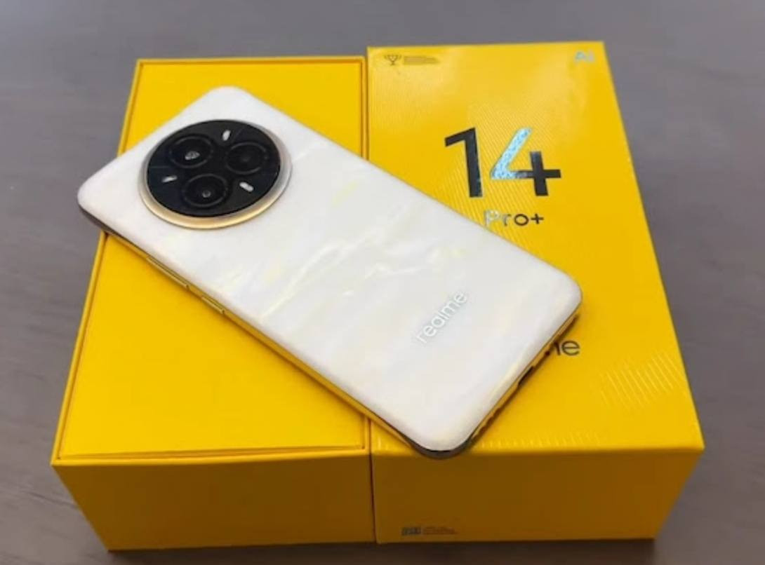 السلام عليكم
للبيع او مراوس ب آيفون حسب القناعة
*Realme 14 Pro Plus 5G* 

*1. الشاشة*
- 6.83 بوصة OLED منحنية وبدقة 1.5k
- 120Hz 
- سطوع 1500nits  حماية Gorilla Glass 7i
- بصمة تحت الشاشة

*2. الأداء*
- معالج Snapdragon 7s Gen 3 بمعمارية 4  نانو متر
ذاكرة 512
رام 26
بالالعاب فوول 120 فريم

*3. الكاميرات - نقطة قوته*
الكاميرا قوية كلش اقوى من الٱيفون 

*4. البطارية والشحن*
- بطارية 6000mAh  
شحن سريع 80واط 
السعر 530الف وبي مجال 
للأستفسار***********بي واتساب
-
