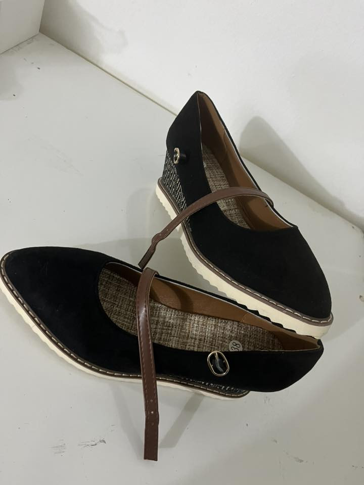 السلام عليكم 
قياس 38 
السعر 8 الف 
يتوفر توصيل كافه محافظات 5 الف 
للحجز والاستفسار مراسله الصفحه


**إذا كنت صاحب هذا الإعلان وتريد حذفه لأي سبب، رجاءا أرسل رسالة إلى الدعم الفني**