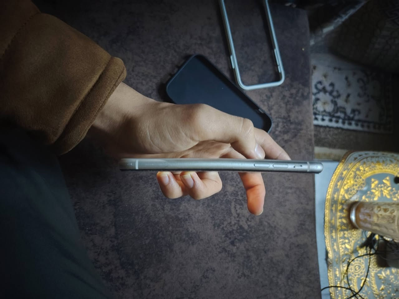 سلام عليكم إيفون, 11 ذاكرة 64 بطارية مبدلة بس ميصرف شحن 95 كلشي بي شغال نضيف فقط عواج قليل بشاصي مماثر على إيشي سعر 250 بس مجال قليل كلش /***********/ ***********
