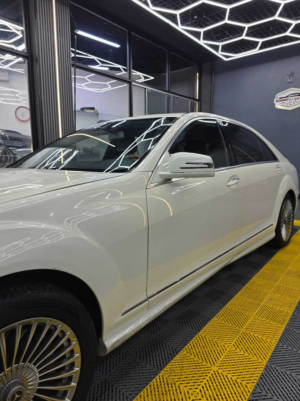 مرسيدس s550 باب طويل موديل 2011 وارد امريكي رقم بغداد السعر 225 بيع او مراوس بسيارة كوري 
رقم الشاصي WDDNG8GB7BA363289
رقم الهاتف ***********
