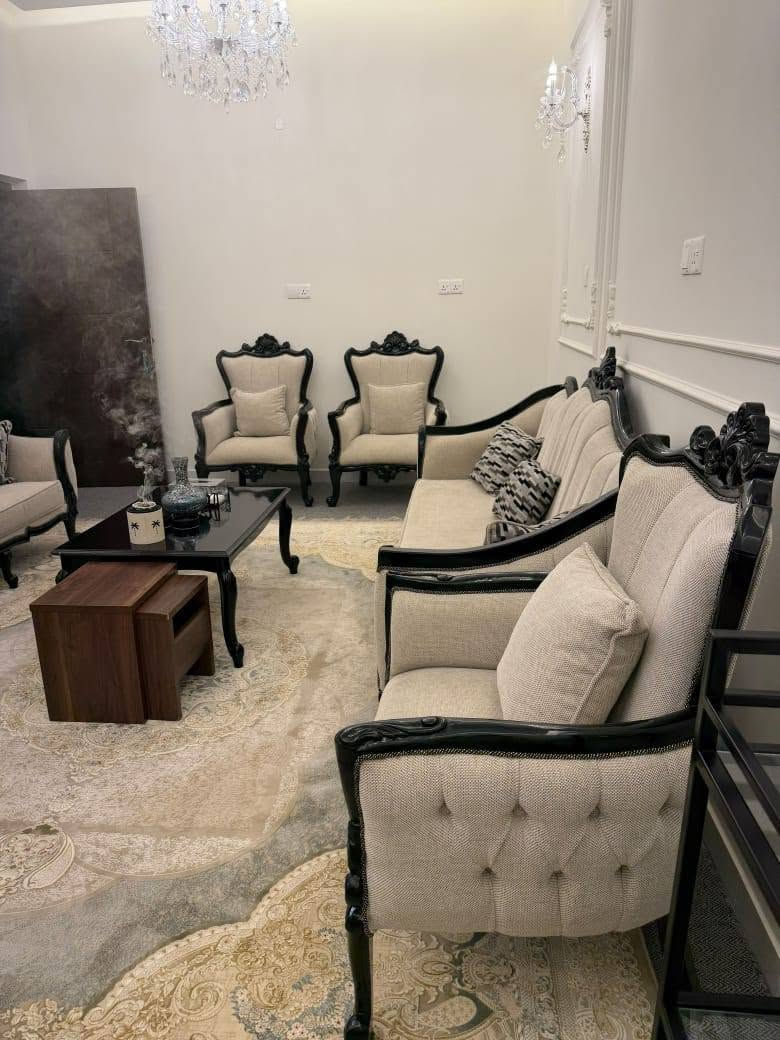 قنفات جدد جداً ما مستخدمات كلاسك ملكي طبي درجة اولى
السفنج مريح ما ينزل

العدد 

2 قنفات كبار تكفي ٤ أشخاص

4 قطع نفر واحد

طاولة كبيرة وسيطة مع ٢ طاولات صغار 

التخم كامل مع طاولاته 

سعر الشراء ٤ ملايين 

سعر البيع ٣ ملايين 

البصره حي المهندسين

***********
