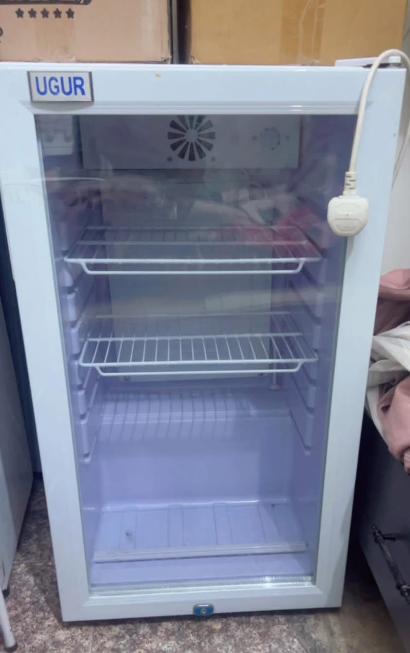 ثلاجات عدد ٣ عارضات ٢وثلاجه للبيع استخدام شهر فقط العنوان بغداد الشالجيه قرب نادي الزوراء ***********

