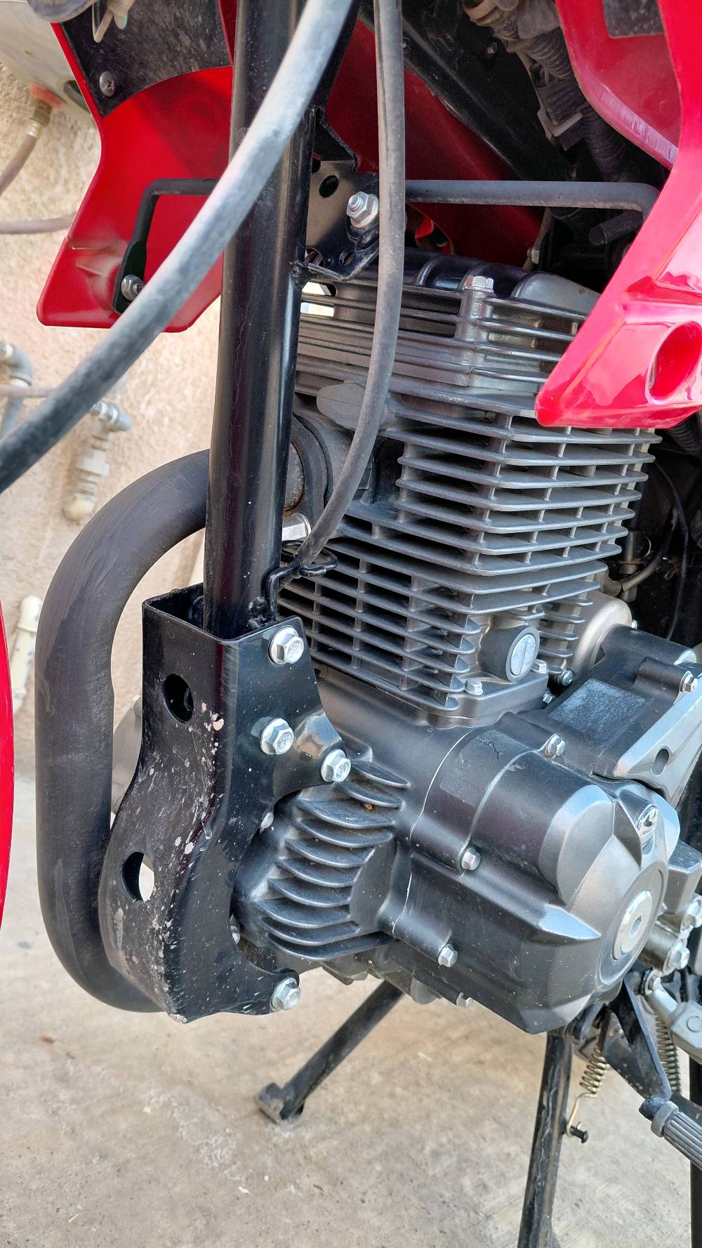 درّاجة نارية من نوع كيوي، لونها أحمر أسود، بحالة جيدة تعمل بمحرك بنزين متين. مناسبة للمدن والطرق الوعرة. فرصة رائعة للراغبين في شراء دراجة قوية وموثوقة.