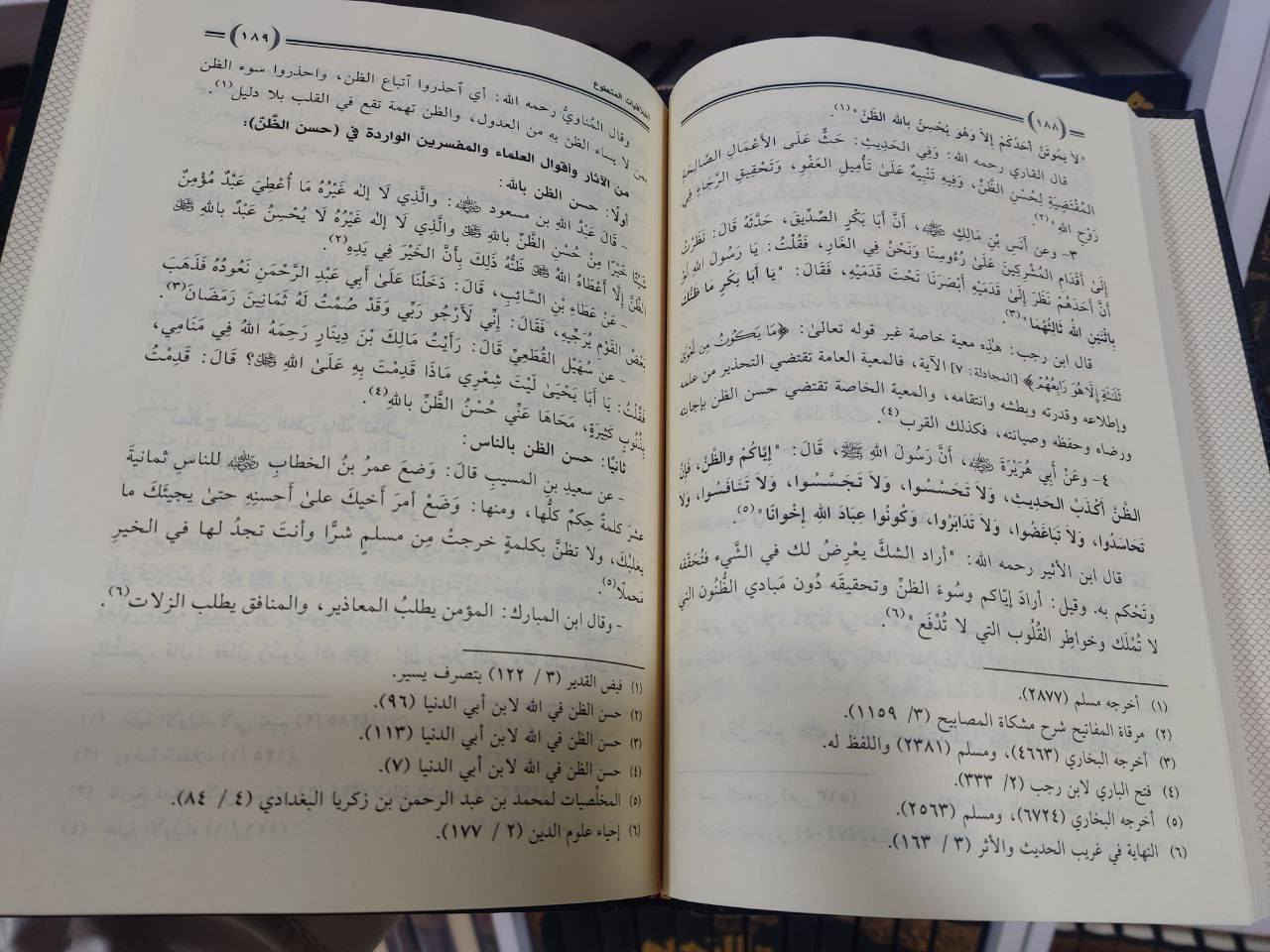 موسوعة التطوع
تأليف: أحمد بن سليمان أيوب ، ونخبة من الباحثين
المشرف العام: أ.د. سامي تيسير سلمان
تقديم: الشيخان خالد المشيقح و عبدالله الجنيدي
عدد المجلدات: 5
ورق شاموا 
السعر: 54 الف 
                           _ _ _ _ _ _ _ _ _ _ _ _ _ _ _ _
▪️ هذه موسوعة العمل التطوعي قصد منها جمع شتات ما يتعلق بالأعمال التطوعية، والحاجة ماسة في تعلم ومعرفة ما يتعلق بالأعمال التطوعية من أحكام وآداب خصوصا مع انتشار كثير من المؤسسات الخيرية في ربوع العالم الإسلامي ، أو اهتمام كثير من الأفراد بهذا الجانب ، وإغفال كثير ممن ذكرناهم عن تعلم هذه الأحكام لانتشارها بين ثنايا المصنفات الكبرى لذا حرصنا أن نجمع كل هذا من خلال الموسوعة فجمعنا خمس مجلدات.
▪️ ذكرت فيها جملة: الأحكام النظرية ، ثم أخلاق المتطوع، ثم الأحكام ، مجالات العمل التطوعي ، ثم الأحكام الفقهية التي تتعلق بالعمل التطوعي مرتبة على أبواب الفقه، ثم ختمنا بذكر فتاوى أهل العلم في هذا الباب.
                           _ _ _ _ _ _ _ _ _ _ _ _ _ _ _ _

🚚 يوجد توصيل لكافة محافظات العراق.

لرؤية جميع كتبنا الإسلامية ، وللطلب والاستفسار تابعونا على قناة التليجرام عبر رابط أدناه: 
https://t.me/ktebxanaebahasht

👆 اشترك بالضغط على رابط ليصلك كل جديد 👆


**إذا كنت صاحب هذا الإعلان وتريد حذفه لأي سبب، رجاءا أرسل رسالة إلى الدعم الفني**