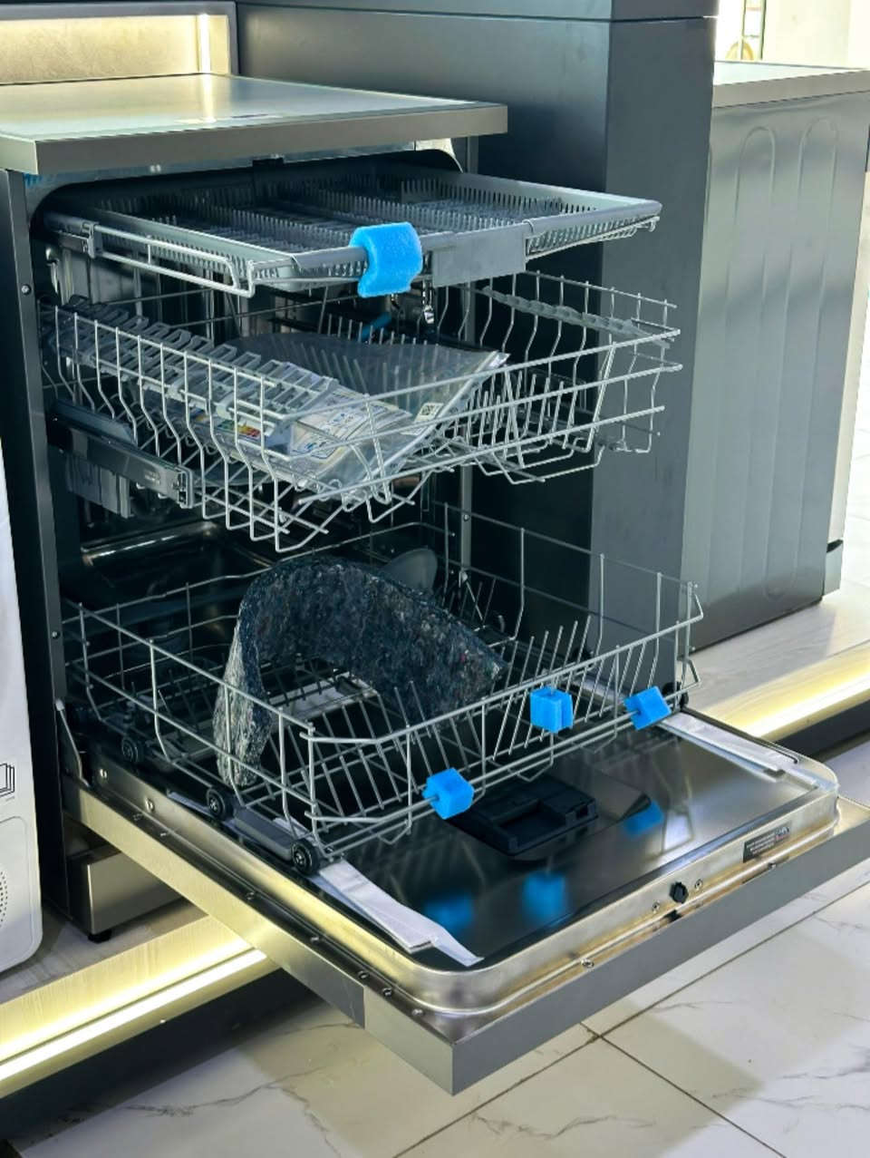 #بيتك_افخم
مع غساله صحون gorenjeسلفر 🍽️
نوفر البيع بالجملة والمفرد… بأسعار منافسة وجودة تليق بثقتكم ✨
#معرض لورنس للأجهزة الكهربائية
وكيل معتمد لأفضل الماركات:
HITACHI • Hisense • DLC • gorenje • Fakir • BiSSEll
العنوان📍: الموصل – حي الوحدة –قرب جامع الصابرين
للطلب والاستفسار الاتصال ع الارقام التالية :
كورك / ***********
اسيا / ***********
