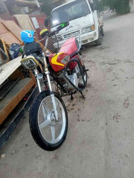 سلام عليكم دراجه ايراني 4كير للبيع دراجه نضيفه حلوه اوراق كامله نواقص الدراجه قبق بانزين الدشبول شغال بس فالت شغاله اي نقص مابيها غير القبق السعر 450بيها مجال للشراي ***********تواصل واتساب
