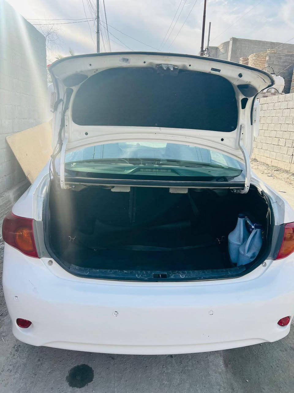 السلام عليكم 
كورلا 2009 وارد امريكي مكينه 1800 الرقم بغداد دولي وهزه
2027
بيها فقط رش صبغ ٣قطع بدون حادث ولا معجون فقط رش  مكينه كير حداديه كله جديده عل ايدي تخم تاير جديد كهربائيات كله شغاله السعر 110$
***********
