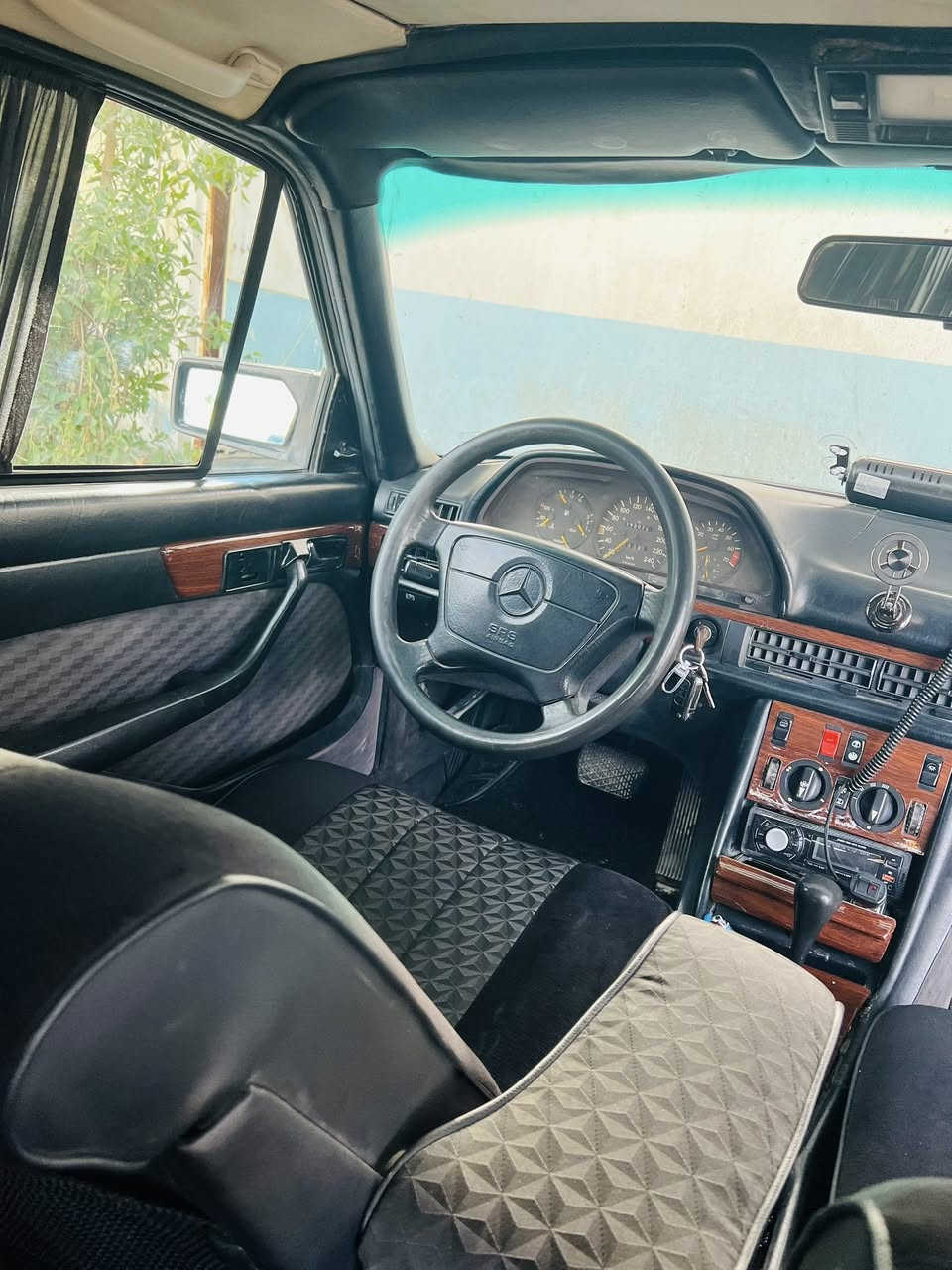 مارسيدس جامبو رئاسي✈️🚀
موديل 1987 رقم بغداد محرك محور ياباني فيشتين سياره حلوه وجاهزه مابيها ظربه 
حداديه حلوه 90‎%‎
ملاحضات فقط التبريد مو شغال سعرها 75 مكاني نجف ***********
