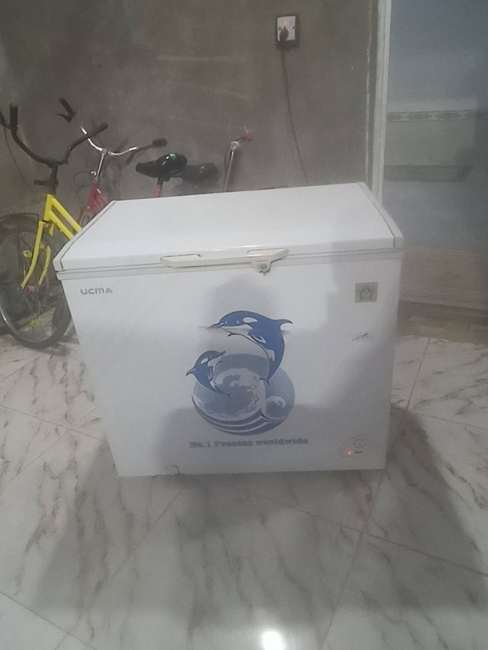 سلام عليكم مجمده للبيع شغال بس الكاعيه ماتبرد ماعرف عطلها ابيعها هل موجود كشرها نضيف وماطور شغال. سعر. 75.قفل ***********.
