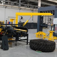 اسلام عليكم مكينه كبس الاطارات او دروعه داخل التاير لسيارات مصفحه و ال...