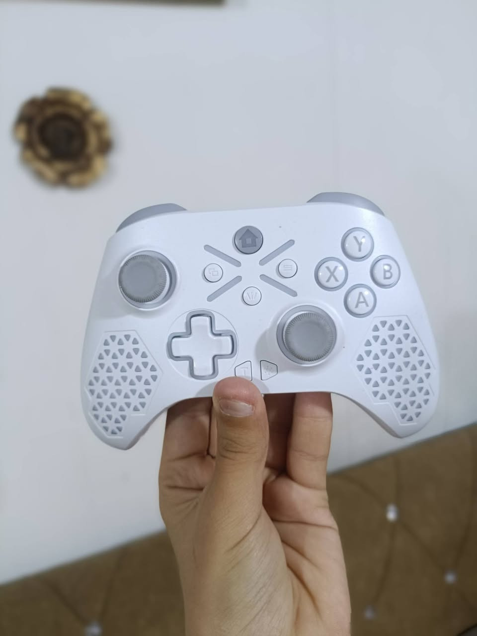 🎮 للبيع – جوستكات ألعاب احترافية 🎮
📍 العنوان: بغداد / حي العامل
📱 واتساب فقط: ***********
🤍 الجويستك الأبيض
✅ نظافة 100%.
✅ يشتغل على PC بدون أي مشاكل.
✅ يدعم Xbox لكن حسب الجهاز والتحديثات (اشتغل عندي على Xbox One Fat).
✅ أزرار Mouse Click (RB / RT / LB / LT).
✅ عصي Hall Effect ضد الانجراف.
✅ زرين خلفية قابلين للتخصيص.
✅ 5 أوضاع RGB.
✅ دنكل + شحن Type-C.
✅ البطارية تدوم من 3 إلى 4 أيام حسب الاستخدام.
💰 سعره على أمازون 45 دولار.
💵 سعر البيع: 35,000 دينار عراقي فقط.

الجوستك الاسود الثاني

نفس المواصفات مع الدنكل الاصلي
تم فتحه للصيانة، وتم العثور على مكثف مخلوع وقد يكون هو سبب العطل، لذلك يُباع كما هو لمن يعرف بالصيانة أو لقطع الغيار.
💵 السعر: 20,000 دينار عراقي (بيه مجال بسيط).
❤️ سبب البيع: عدم الاستخدام وعدم الحاجة، والسبب الثاني عندي عمرة وأريد أبيعهن حتى أكمل فلوس السفر. الله يكتب الخير للجميع. 🤍
📱 للتواصل واتساب فقط: ***********

