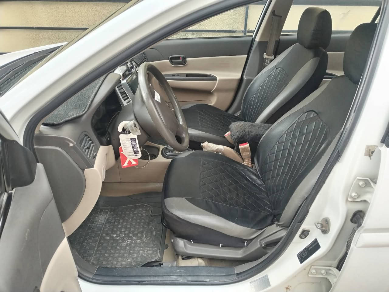 السلام عليكم اكسنت ٢٠١٠ خليجي للبيع مكينه جديده شاشه وكامره ارضيه جلد داخلها نضيف كهربائيات كلها شغاله رقم بغداد جديد باسمي بيها صبغ جاملغ امامي وربع البنيد مكاني حي الجهاد للاتصال ***********
