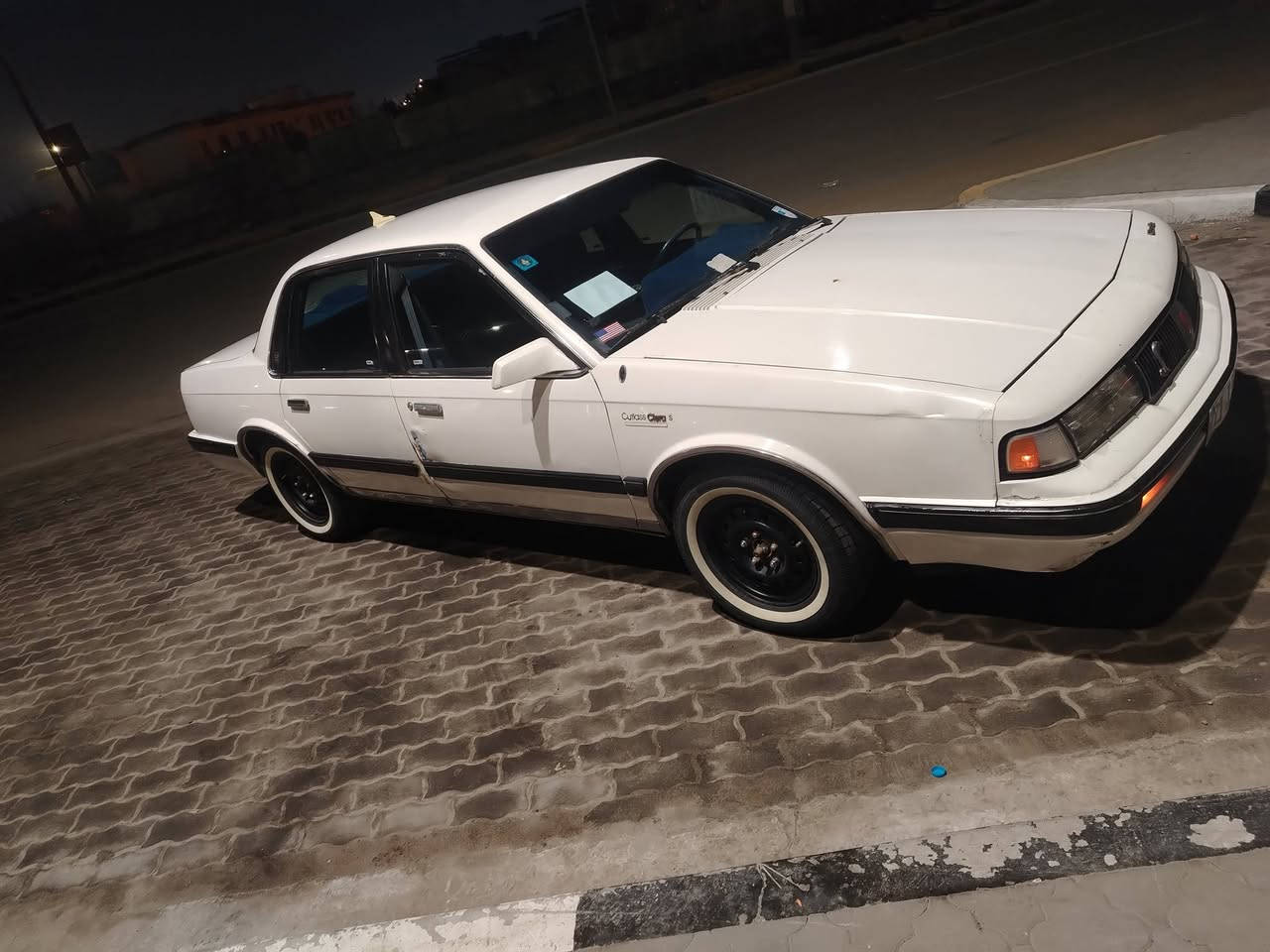 السلام عليكم اولدز مديل تسعين رقم انكليزي راعيه بغداد مكينه حاويه سياره مكفوله من الصبغ الضربه تخم تاير جديد اربع دبلات جدد كهربائيات كله شغاله تبريد بس نقص غاز مكان السياره بصره جزيره السعر ٤٥رقم الهاتف ***********
