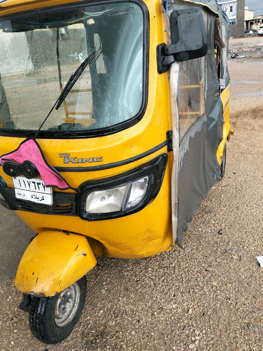 تكتك TVS King للبيع بحالة جيدة، يحتوي على غطاء حماية يقي من الأجواء المتقلبة. اللون أصفر لافت للنظر ويعمل بمحرك فعال. مناسب للتنقل داخل المدينة بشكل اقتصادي وسريع.