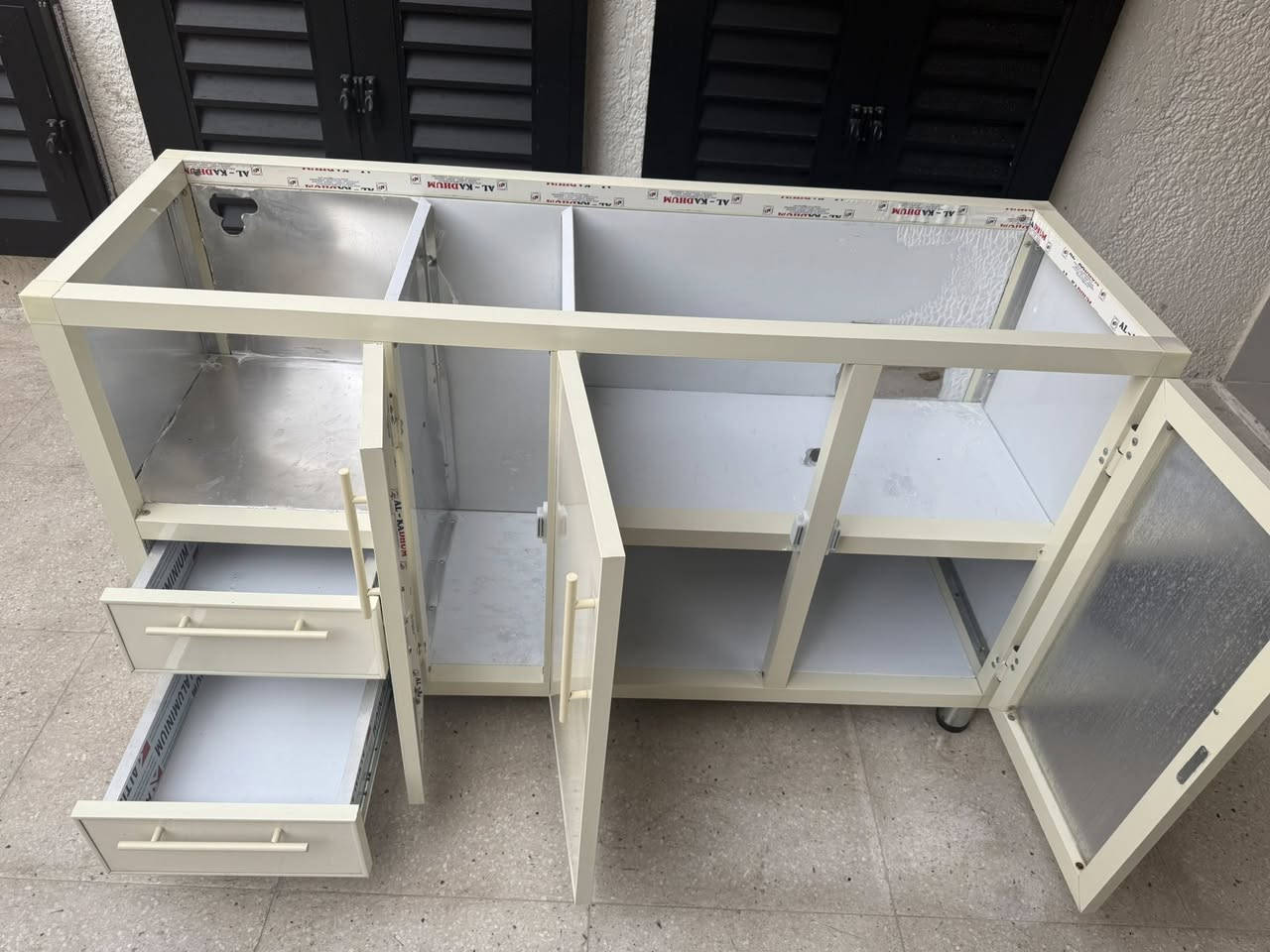 سلام عليكم
سنگ للبيع للمطبخ الحار مرمر + ألمنيوم + خلاط 3 خطوط اصلي 
موضح بالصور نظيف قياساتة العرض 150سم النزال 50 سم 
ملاحظة الفتحة الموجودة في السنگ مصممة للقلاية الهوائية 
ألمنيوم تركي درجة اولى 

السعر : 200 الف دينار 

مكان بغداد صليخ

للاستفسار  واتساب 
***********
