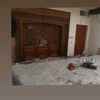 عندي باب خشب صاج مستعمله طولها 2،40والعرض 2،85 العنوان الحريه ساحت عدن...