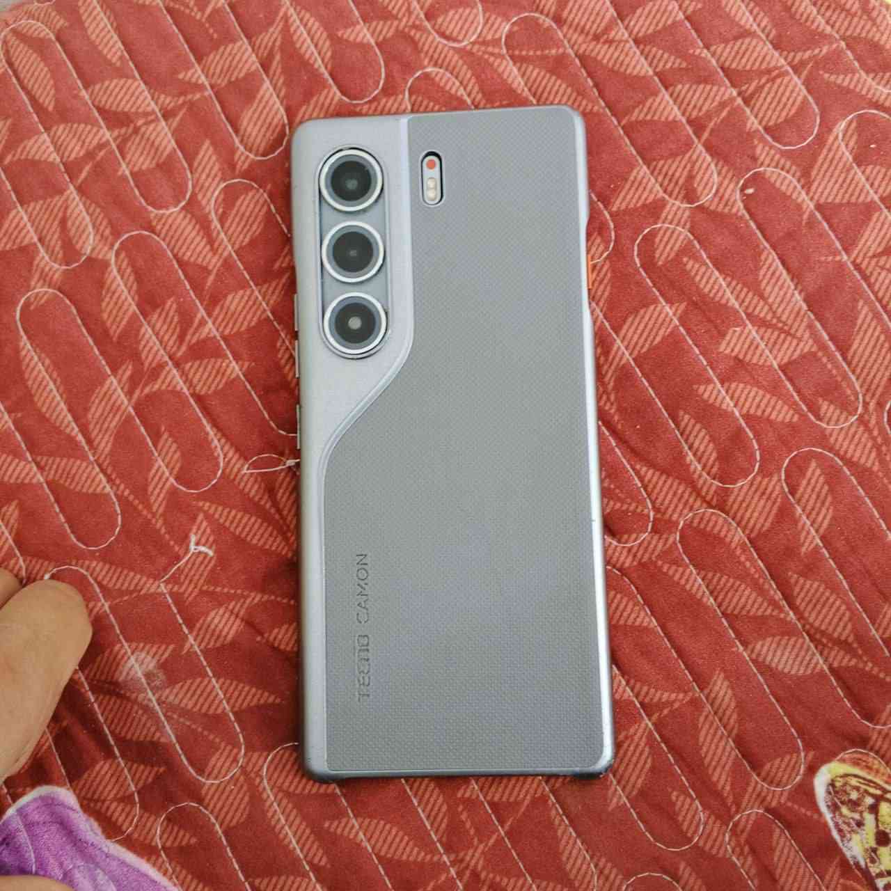 السلام عليكم تكنو كومن 40 برو 5G مو العادي فايف جي ذاكره 256 مستخدم قليل كارتونه موجوده 90 فريم ببجي وتقريبا كل الالعاب 90 فريم السعر قيم وذا عجبني ابيع رقمي بي واتساب *********** و على خط *********** .
