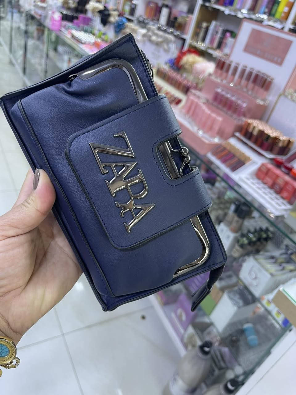 توفره حقيبه جلد طبيعي 
بالوان متتعدده 🦋🦋🦋
السعر ٧ الف فقط 
كوزمتك اشوووو شهداء البياع 
للحجز وتساب *********** 
تتوفر خدمه توصيل بغداد وجميع المحافضات
