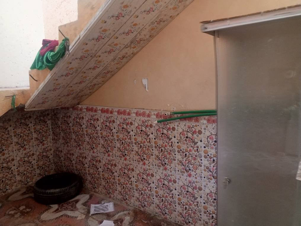 بيت الايجار مساحه 130متر ركن على شارعين عنوان البهادريه مقابيل مطحنه الخليج  قريب على شارع العام غرفتين واستقبال وصاله ومطبخ وصحيات سعر 350تصال *********** البصرة, العراق
