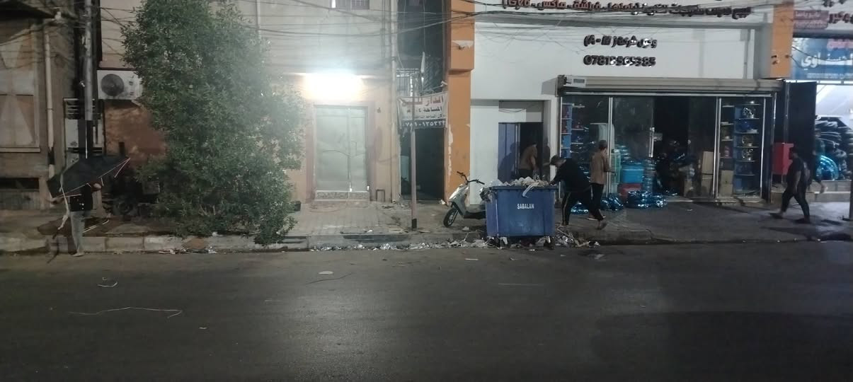 بيت بناء هيكل نضام إيراني طابق اول صاله كبيره واستقبال ومطبخ وتخاريج طابق ثاني ثلاث غرف نضام سويت البيت اساس كونكريت الصقوف شيلمان وصب ١٠ سنتم البيت عوزه ترميم فقط العنوان الجديدة الولئ مقابل مدرسة فلسطين سابقا حاليا مدرسه السدير الابتدائية البيت دولان وحده مساحه من الجوه ١٠ في ١٠ مربع المساحه الكليه ١٠٤ يصلح سكن ويصلح مغزن *********** ابو رضا سعر ٢٠٠
