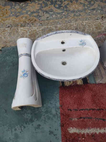 سلام عليكم مجموعة غراض البيع كراسي بلاستك تركي عدد 6 ميز طعام تركي معة 4كراسي طباخ تركي ما مستخدم شغال غراض نظافة 100/100 ما متواجد خاص  شراي يتصل لا يعلق مكاني حي اور سبع قصور شارع ابو علي الرقم ***********
