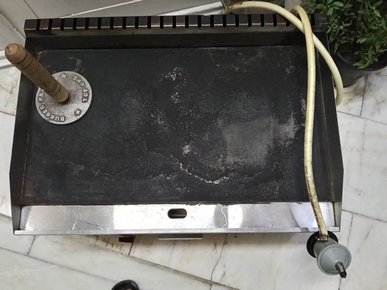 بغداد الزعفرانيه 
السلام عليكم شوايه همبركر للبيع حجم كبير عينين ام جداحه نظيفه جدا السعر 250 الف اتصال رقم ***********
