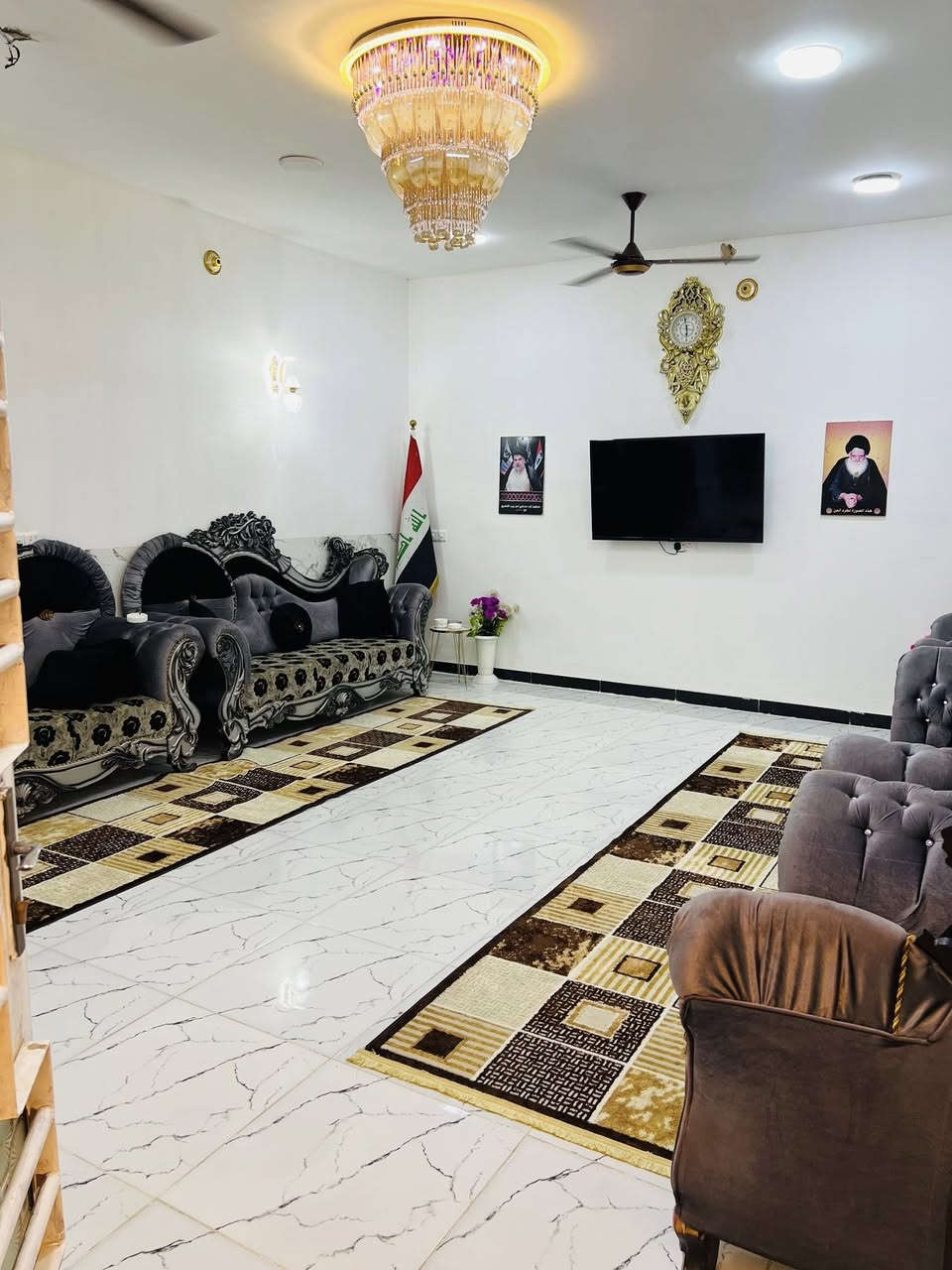 بسم الله الرحمن الرحيم
السلام عليكم بيت قاطين مساحه 170 متر طابو ملك صرف تحويل مباشر 

يحتوي على خمس غرف نوم حمامات داخليه وخارجيه 

صاله واستقبال 

العنوان السياحي منطقه الشاعوره 

السعر 80  مليون 

***********
