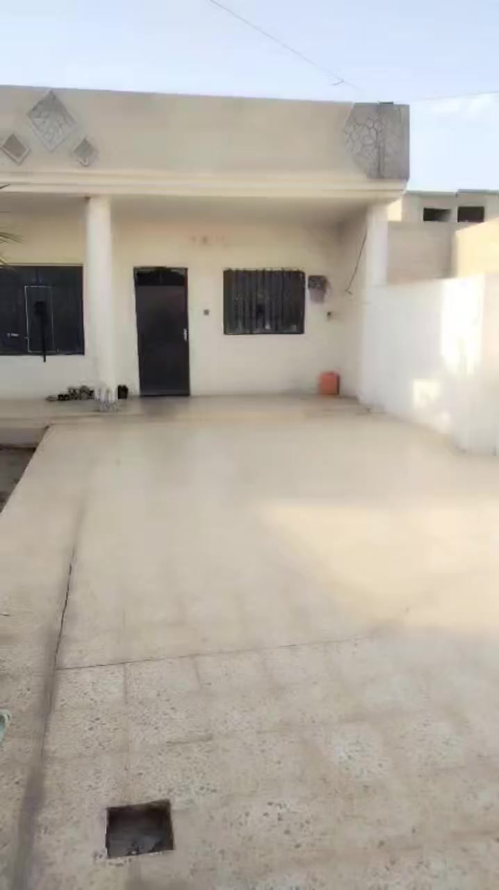 بيت  حي العبور الثانيه قرب مدرسة اليله المباركه مساحه ٣٥٠ متر واجهه ١٢.٥ عمق ٢٨، ٢ غرفه استغبال ٦ في ٤متر هول حمام مشتمل خارج البيت مشتغله نص كاشي الباقي صب عادي مقاطعه الخان الجنوبي *********** للتواصل علئ الرقم
